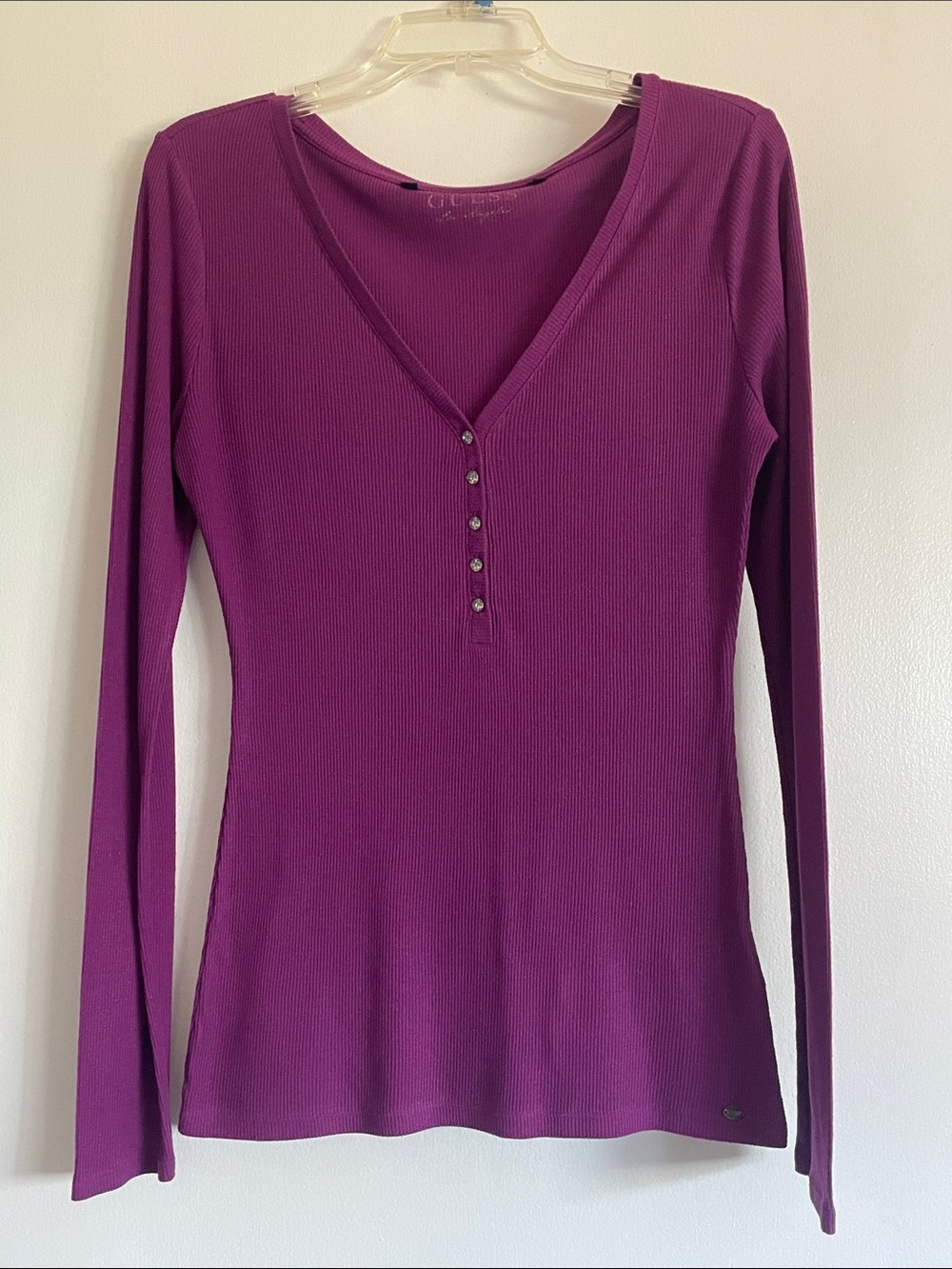 Guess Women's Long-Sleeve V-Neck Ribbed Top in Plum.    Size L